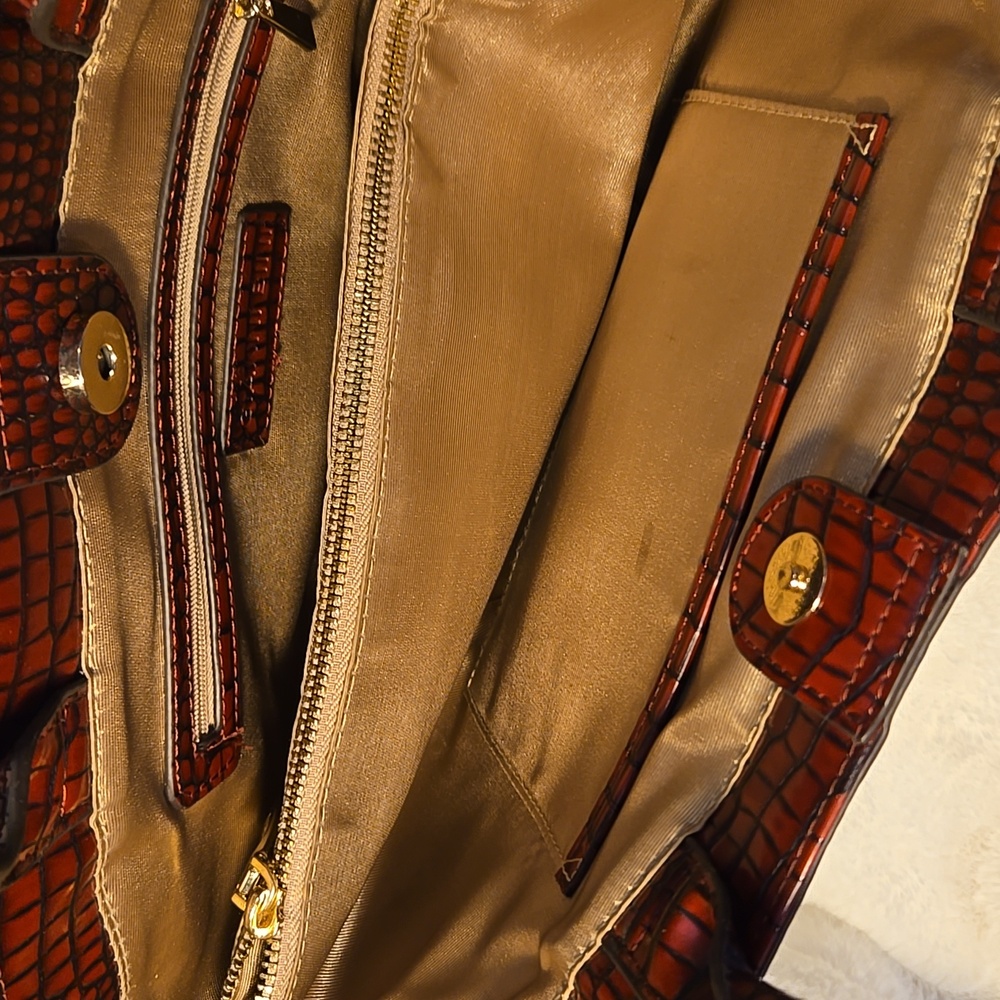 Elegant Cranberry Crocodile-Embossed Shoulder Bag - Picture 5 of 8